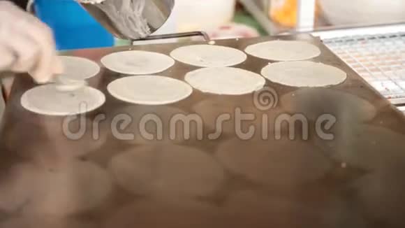 一种泰国甜肉卡诺布昂一种馅饼或泰式脆馅饼视频的预览图