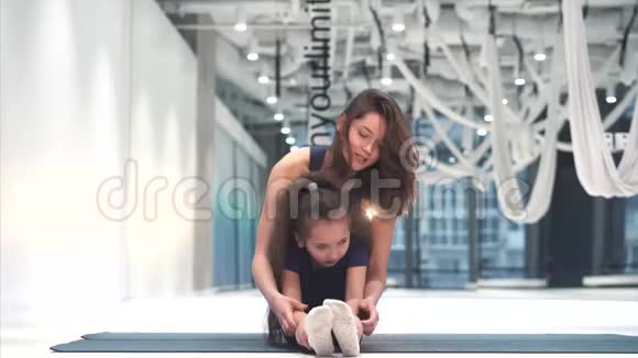妈妈和女儿在运动前做伸展运动视频的预览图