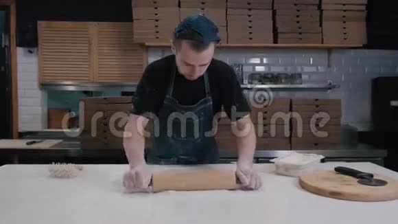 厨师在餐厅烹饪披萨以供送货把比萨饼里装满了配料上景俯视图视频的预览图