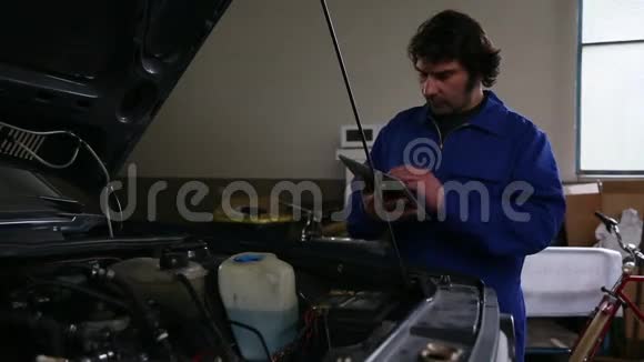 机械师用数码平板电脑修理汽车视频的预览图