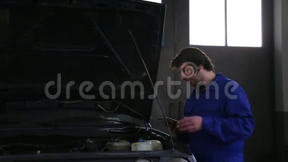 机械师用数码平板电脑修理汽车视频的预览图