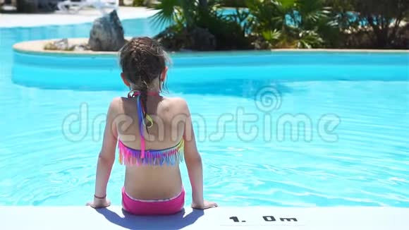 快乐的小女孩在户外游泳池里玩得很开心流动人口视频的预览图