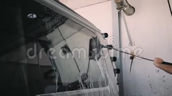 男子在自助洗车场清洗大货车或汽车视频的预览图