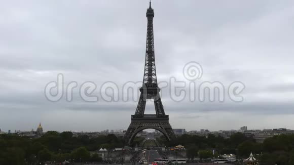 拥挤的火星香榭丽舍大道和巴黎的埃菲尔铁塔视频的预览图