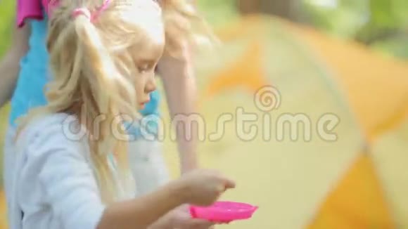 可爱的小女孩把肥皂泡充气视频的预览图
