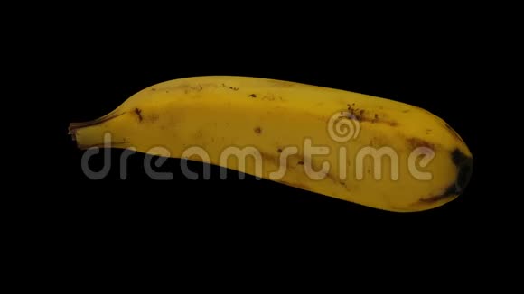 在黑色背景上旋转香蕉04A环视频的预览图
