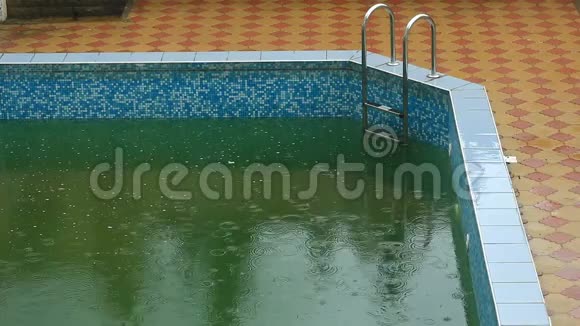 大雨掉进游泳池里不是季节肮脏的废弃游泳池视频的预览图