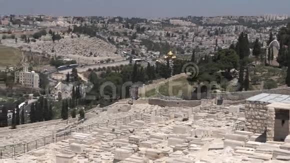 橄榄山圣殿山上的岩石清真寺穹顶与耶路撒冷的古老城市天际线视频的预览图
