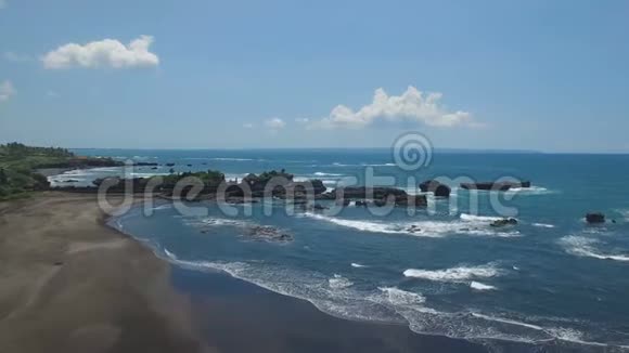 灰沙海滩海岸线空中景象视频的预览图
