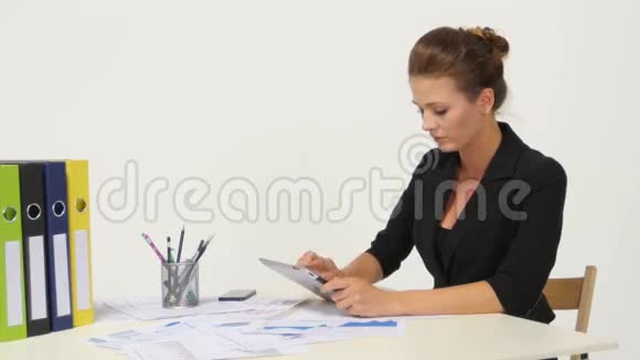 坐在办公桌前穿休闲衬衫的女商人视频的预览图
