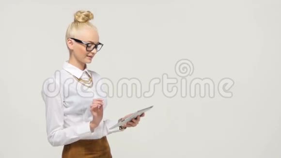 商务女性手持平板电脑视频的预览图
