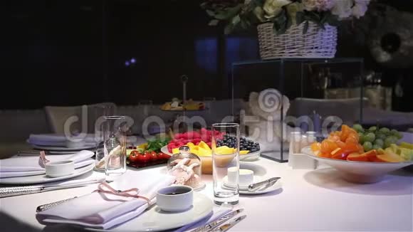 不同的新鲜水果在婚礼自助餐桌上水果和浆果婚礼桌装饰婚礼新年视频的预览图