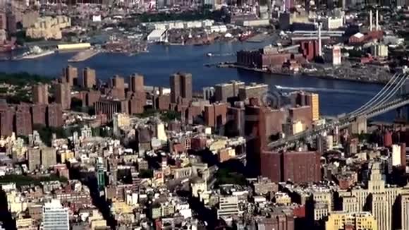 城市空中与河流城市居民区地区视频的预览图