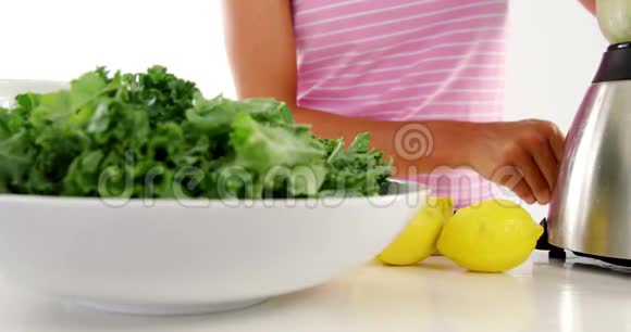 准备蔬菜冰沙的女人视频的预览图