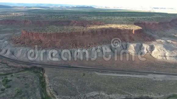 飞越犹他州纪念碑山谷的长高速公路在亚利桑那州驾驶飞机飞越汽车俯视图无人机飞行画面视频的预览图