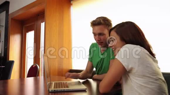使用笔记本电脑的朋友在食堂点咖啡视频的预览图