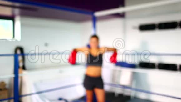 穿着红拳击手套拳击的健壮女子视频的预览图