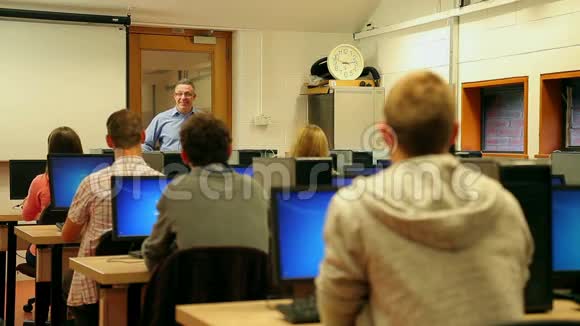 学生在电脑教室听讲师讲课视频的预览图
