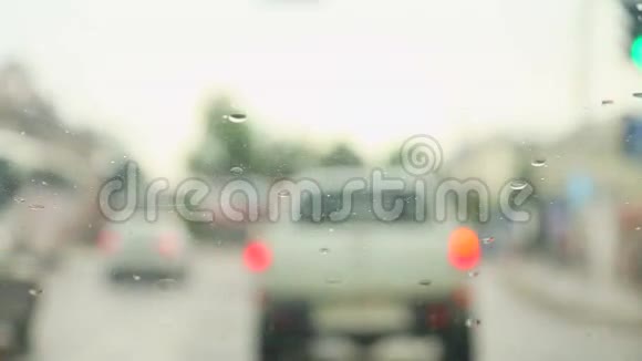 汽车挡风玻璃上雨滴的特写视频的预览图