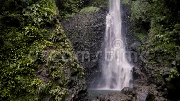 热带岛屿上的高瀑布视频的预览图