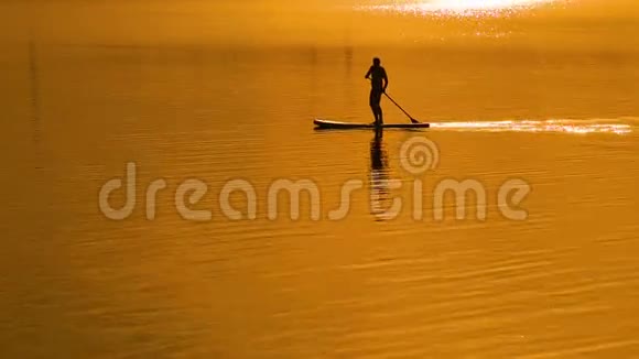 在日落的天空背景上冲浪太阳光视频的预览图