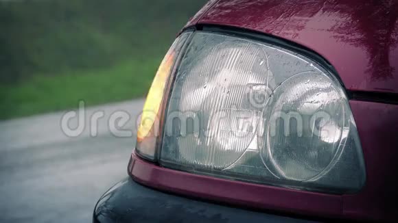 当汽车在雨中经过时汽车的灯光闪烁视频的预览图