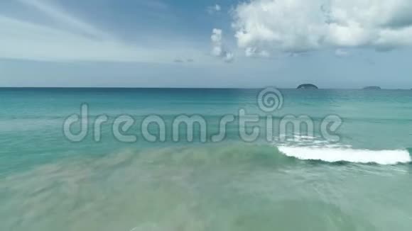 空中无人驾驶飞机俯瞰热带白色沙滩上的海浪空中无人机在美丽的海面上拍摄4k海浪视频的预览图