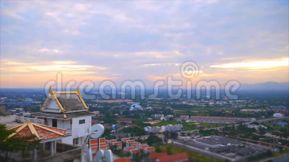 在泰国城市上空的夜晚云和阳光穿过天空视频的预览图