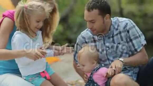 有两个可爱的小女儿的父母视频的预览图