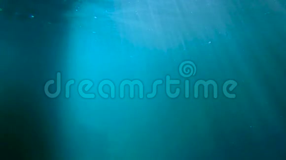 从水下观看太阳光束的蓝色海水视频的预览图