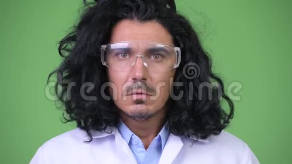 戴着防护眼镜的疯狂科学家视频的预览图