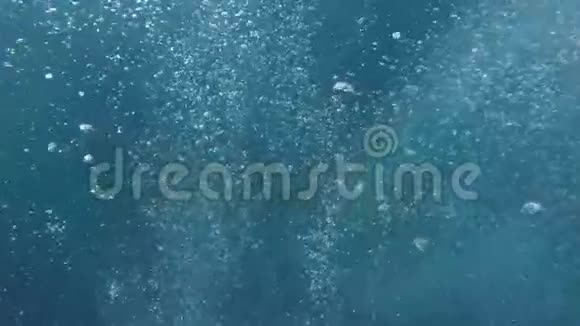 水下蓝色海水气泡背景视频的预览图