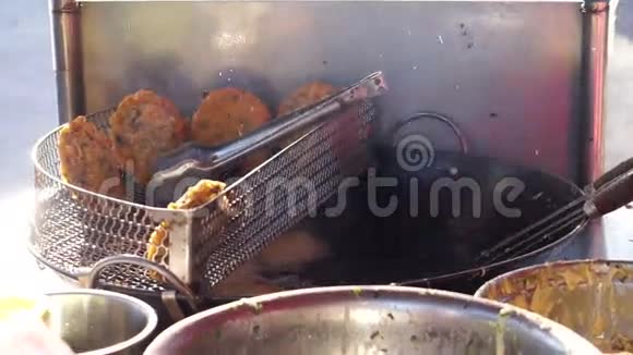 视频街边小贩食品摊位主厨烹调炸台湾面包子里边包肉视频的预览图