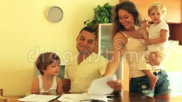幸福四口之家签约文件视频的预览图