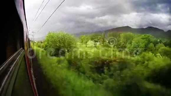 欧洲火车宽阔的角度塔特拉山景窗外视频的预览图