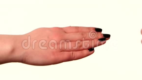 女人手上拿着流行的手镯视频的预览图