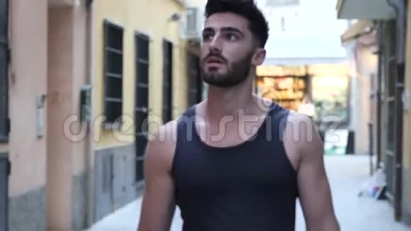 年轻的男性游客探索意大利老城视频的预览图