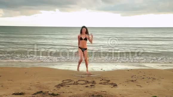 2012年美丽的黑发女郎在沙滩上翩翩起舞视频的预览图