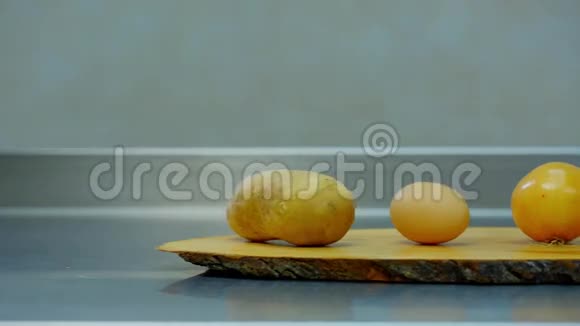 放在木架上的土豆洋葱鸡蛋和面粉视频的预览图