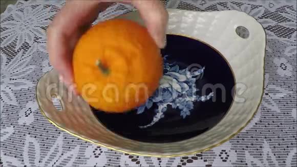 雌性的手剥去一个新鲜的橘子视频的预览图