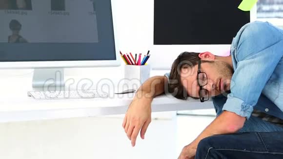 照片编辑睡在他的桌子上视频的预览图