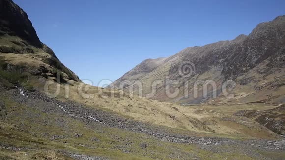 英国美丽的山脉和阳光明媚的天气视频的预览图