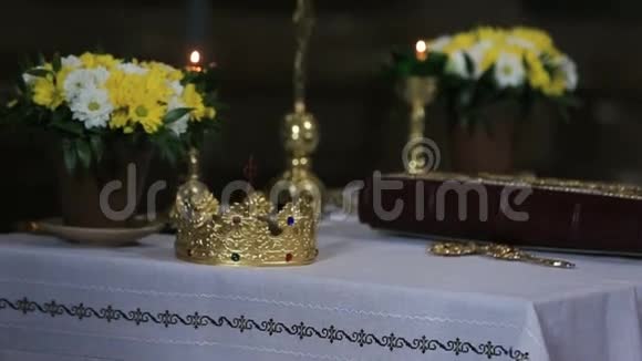 教堂里的金婚王冠视频的预览图