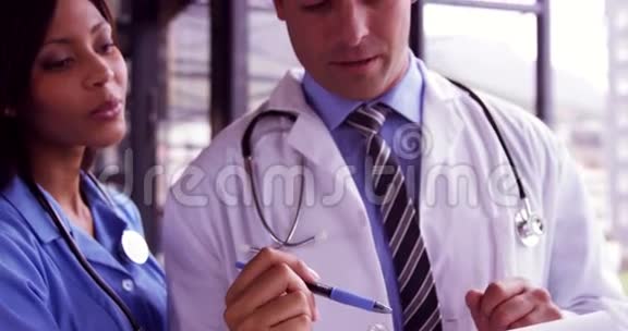 医生和护士阅读文件视频的预览图