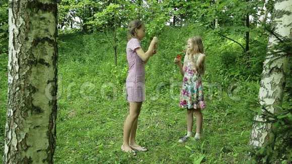 年轻女孩在户外吹肥皂泡视频的预览图