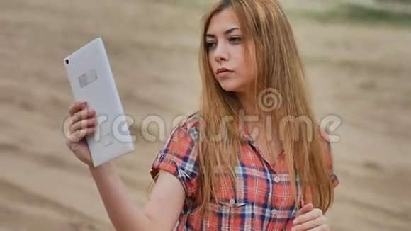 沙漠沙滩上的女孩自拍户外慢镜头视频的预览图