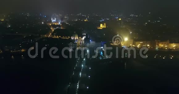 布拉格夜景从空中到老城和查尔斯桥的全景夜城的灯光视频的预览图
