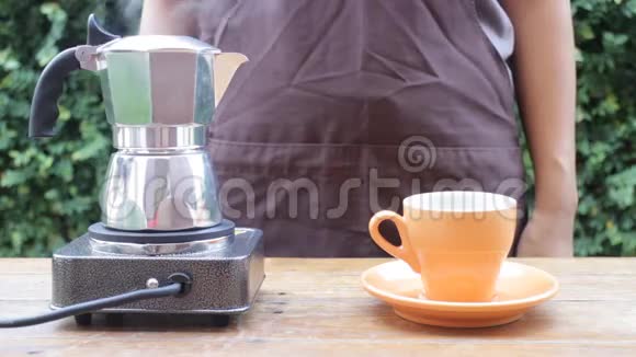 咖啡师用莫卡壶倒热咖啡视频的预览图