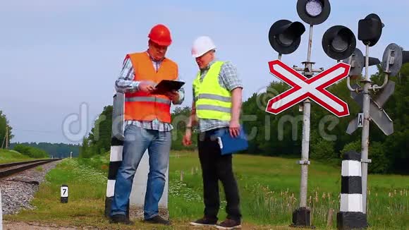 铁路工人靠近信号信标视频的预览图