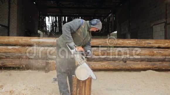建筑工人操作木制电锯背景是木梁房屋未来的一部分视频的预览图